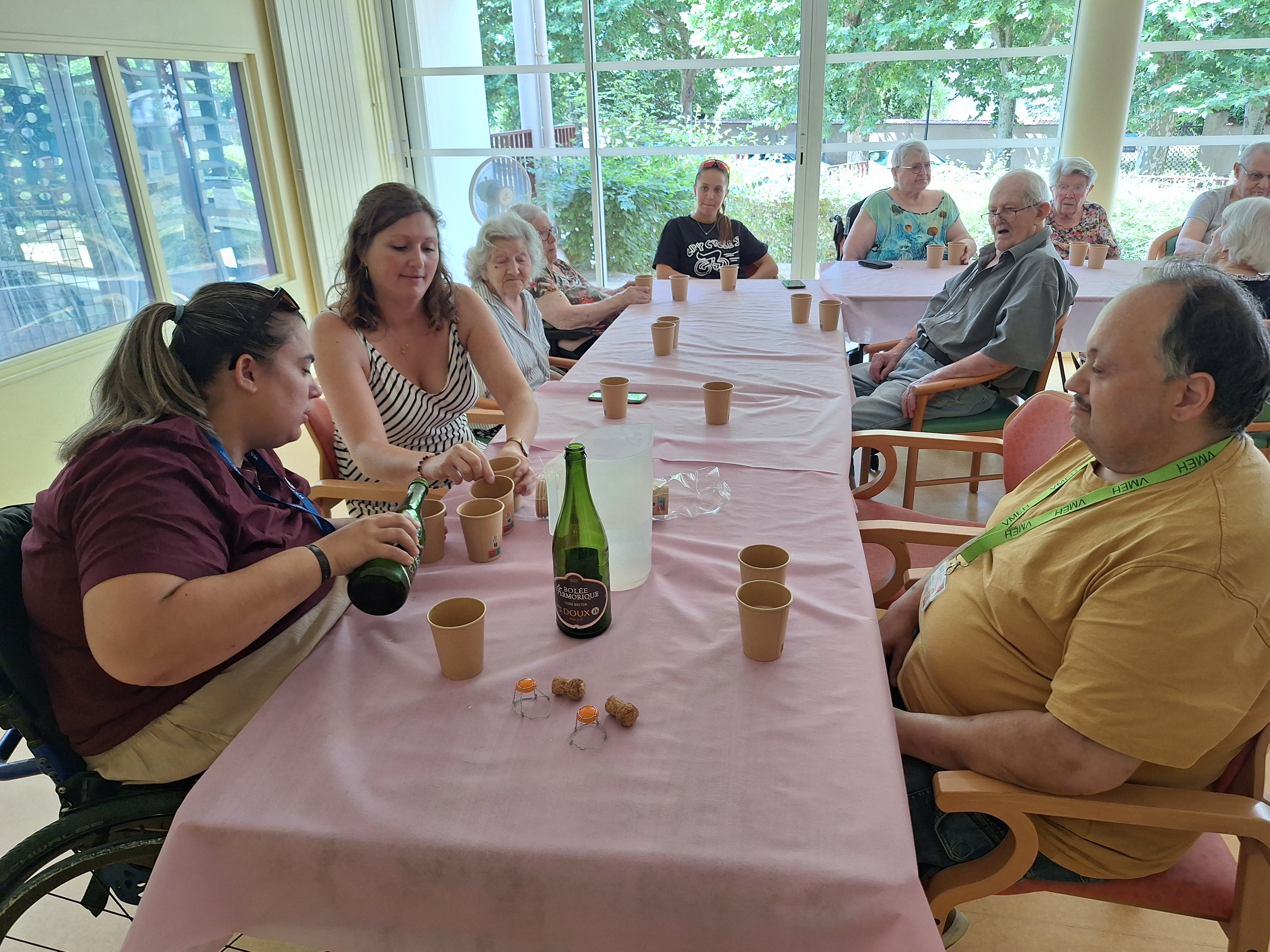 Des résidents de la Résidence du Val de l’Eure sont venus pique-niquer à l’EHPAD. La journée s’est poursuivie par un après-midi jeux de société.