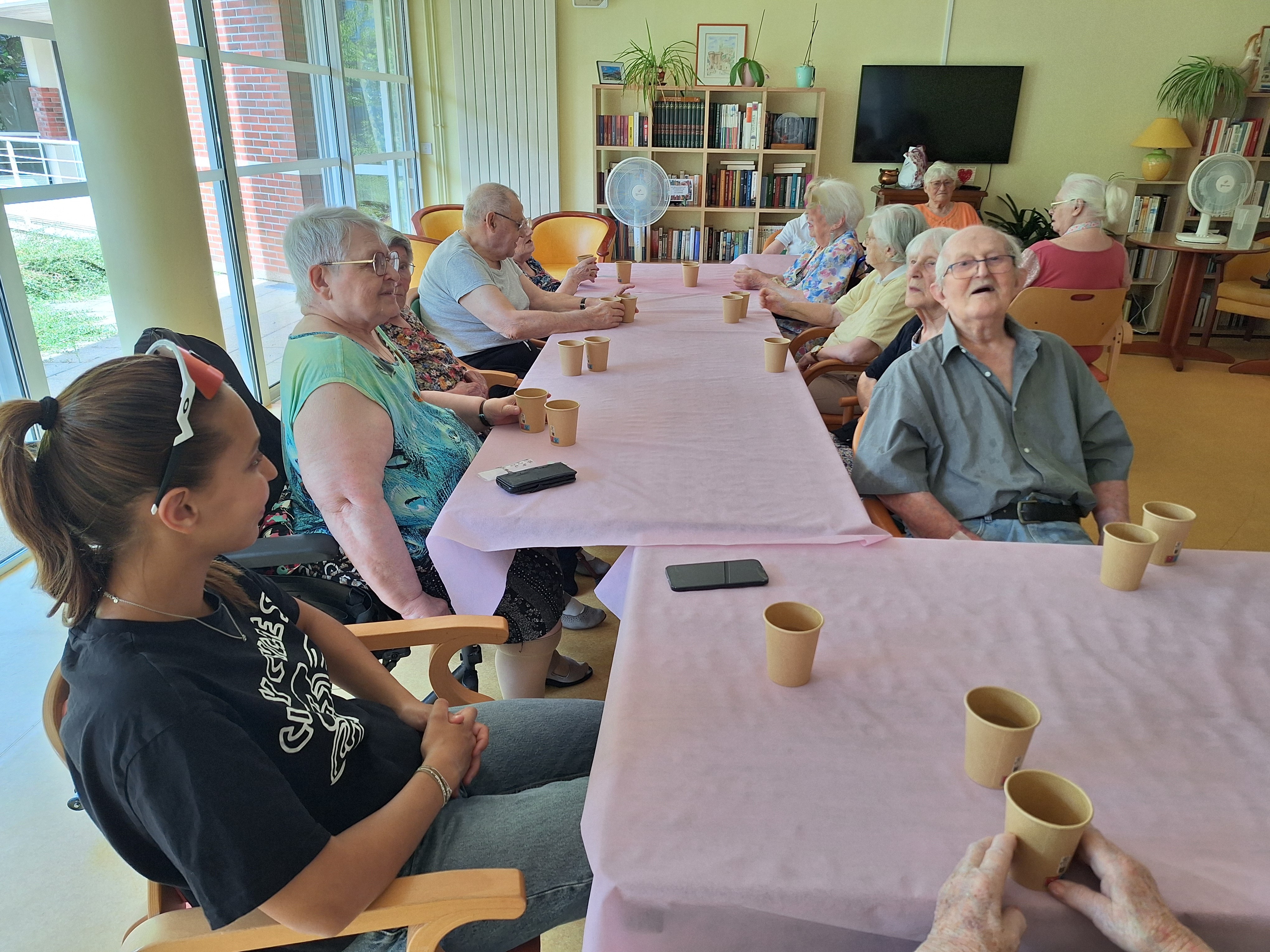 Des résidents de la Résidence du Val de l’Eure sont venus pique-niquer à l’EHPAD. La journée s’est poursuivie par un après-midi jeux de société.