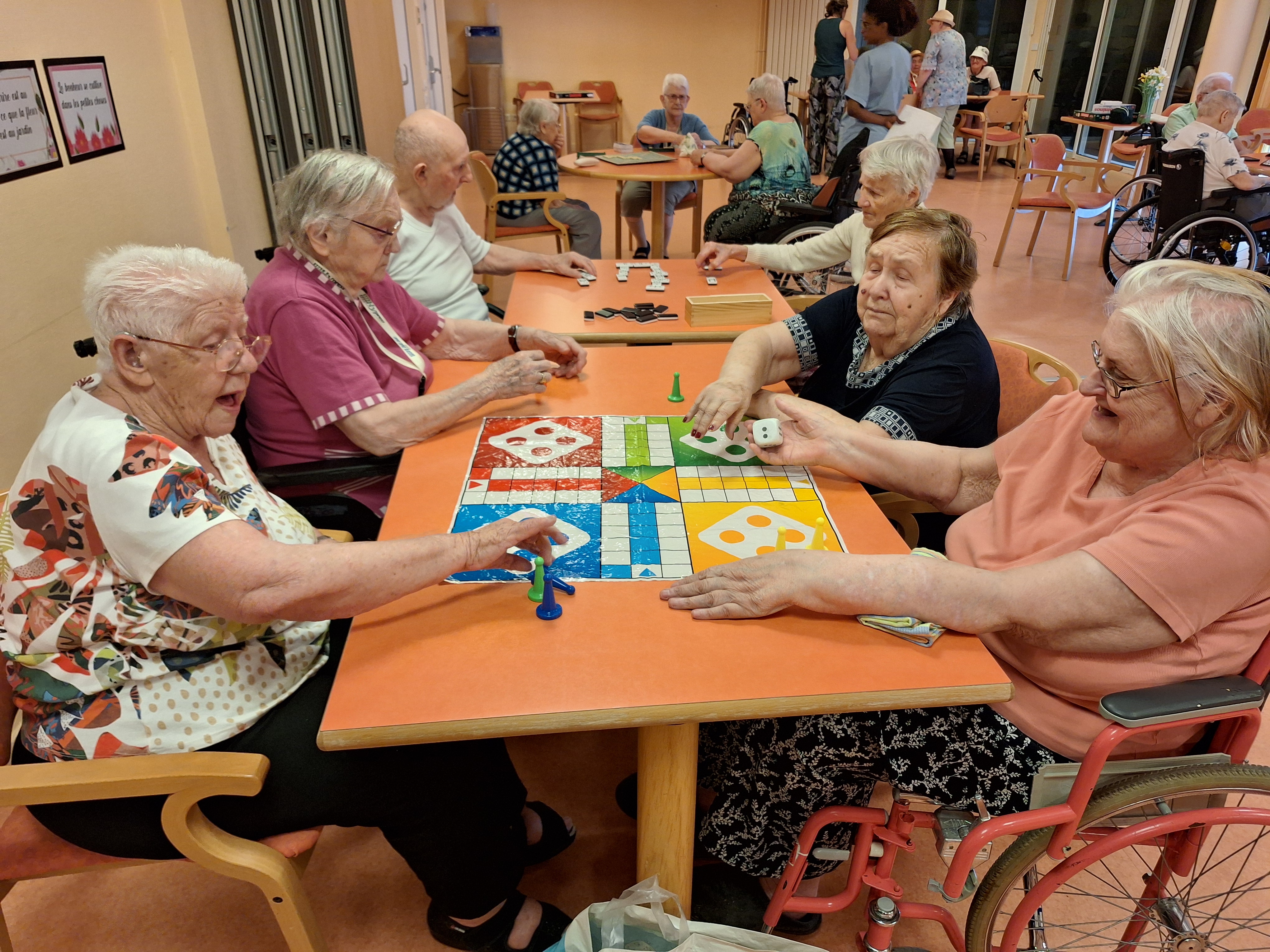 Des résidents de la Résidence du Val de l’Eure sont venus pique-niquer à l’EHPAD. La journée s’est poursuivie par un après-midi jeux de société.