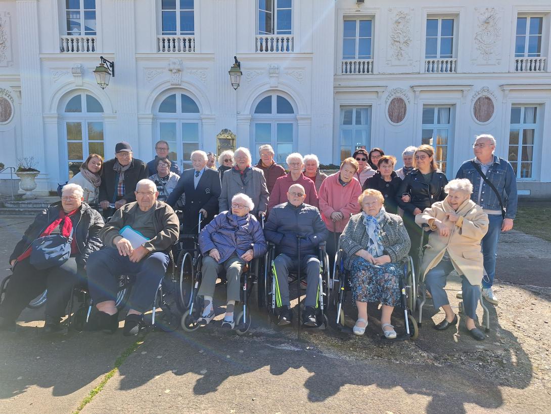 Le mardi 1er avril 2025, un groupe de résidents a été déjeuner au restaurant d'application du Château des Vaux. Nous remercions l'association "Les Aubépines" qui a offert aux résidents cette sortie.